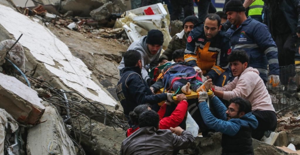 Van más de 4 mil muertos por el sismo de 7.8 en Turquía