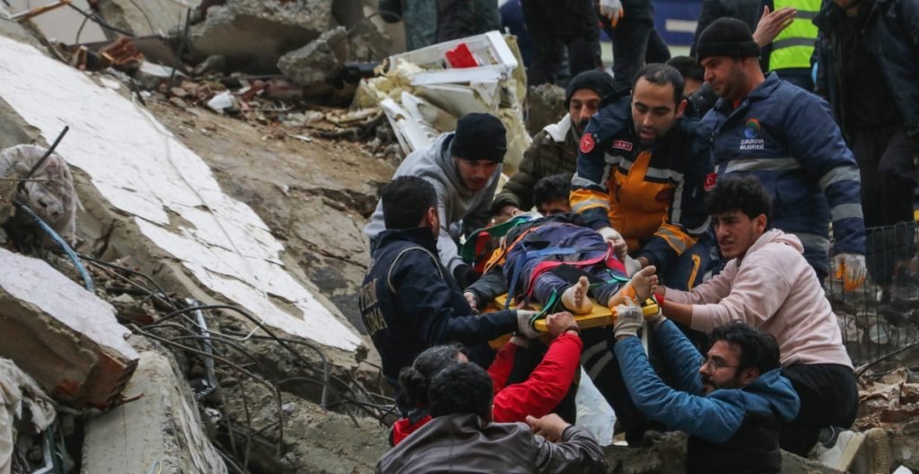 Terremotos devastan a Turquía y Siria: van más de 2 mil 300 muertos