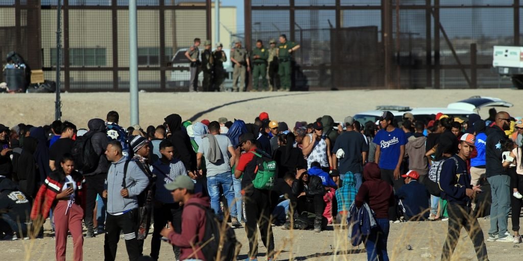 Migrantes en Ciudad Juárez buscan entregarse a las autoridades de EU tras incendio