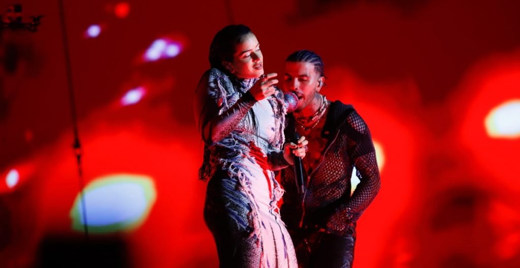 Rosalía y Rauw Alejandro sorprenden a fans al cantar juntos durante un concierto en Puerto Rico