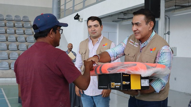 Entregan material de seguridad a personal operativo en Cajititlán