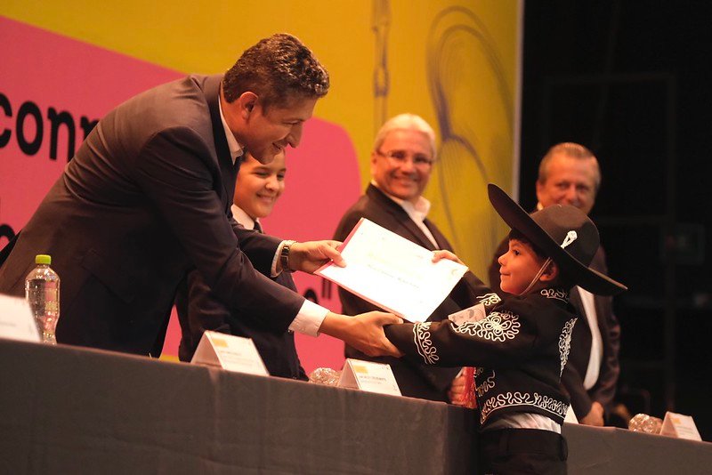 Secretaría de Educación Jalisco entrega premios a ganadores de concursos por el Bicentenario estatal