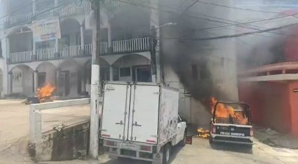 Pobladores causan destrozos en Palacio Municipal de Zacualtipan, Hidalgo