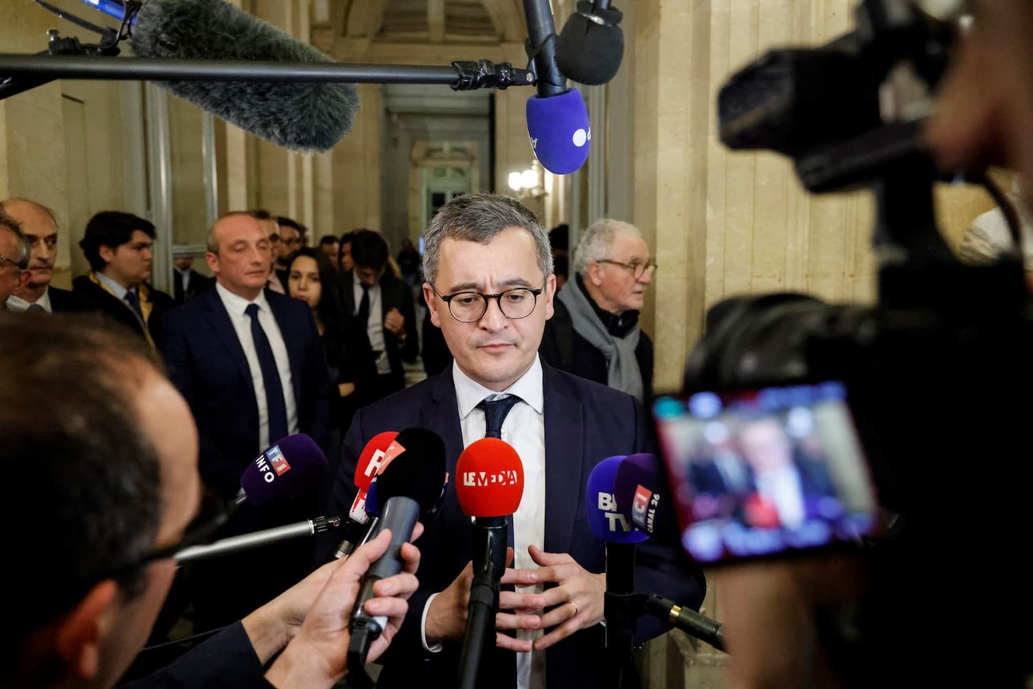Parlamento francés adopta controvertida ley migratoria