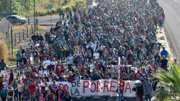 Caravana de miles de personas migrantes se entrega a autoridades mexicanas en Chiapas