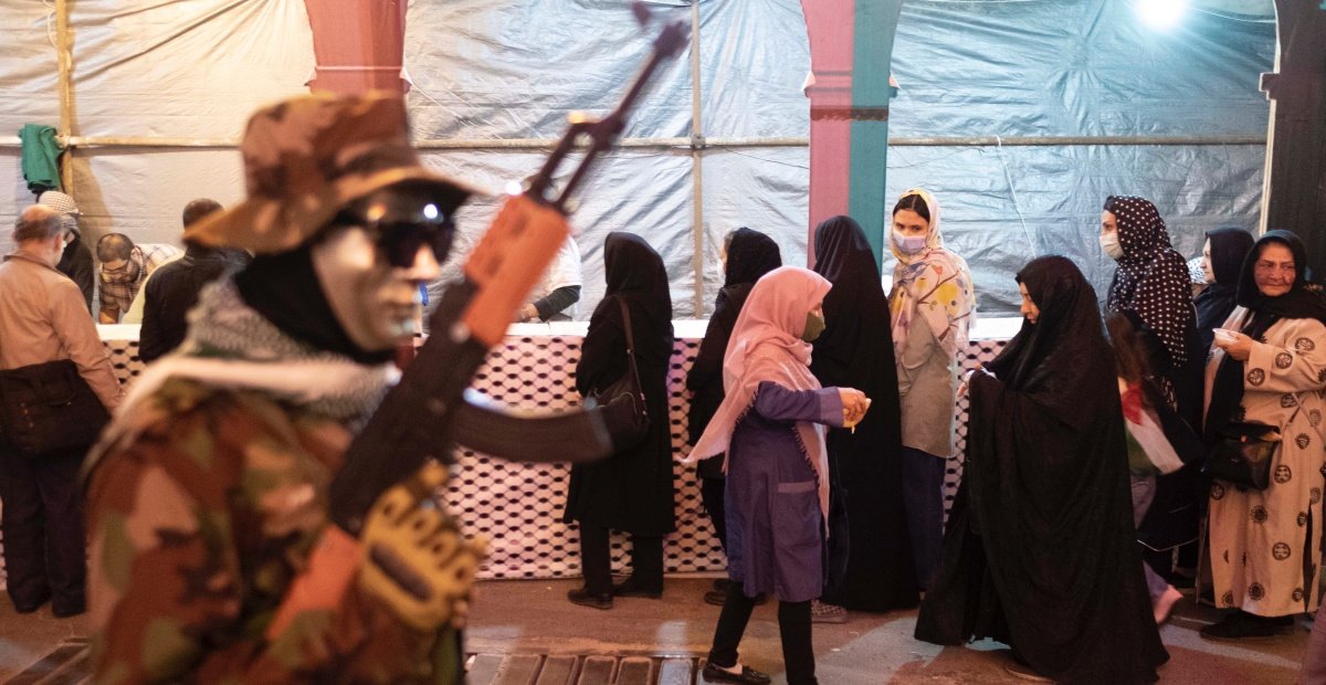 Policía de Irán vuelve a detener a mujeres que no usan el velo islámico
