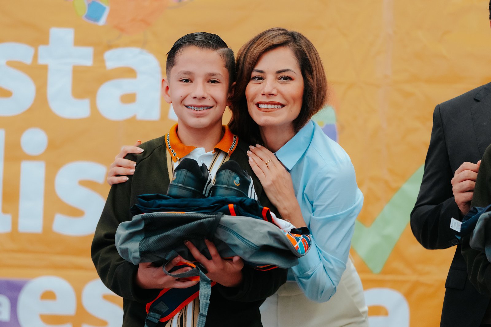 Vero Delgadillo entrega paquetes escolares