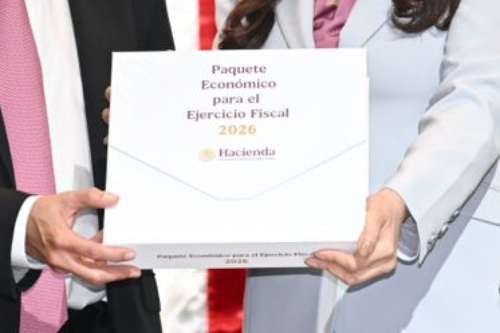 Sheinbaum defiende alza de impuestos a bebidas azucaradas y tabaco en Paquete Económico 2026