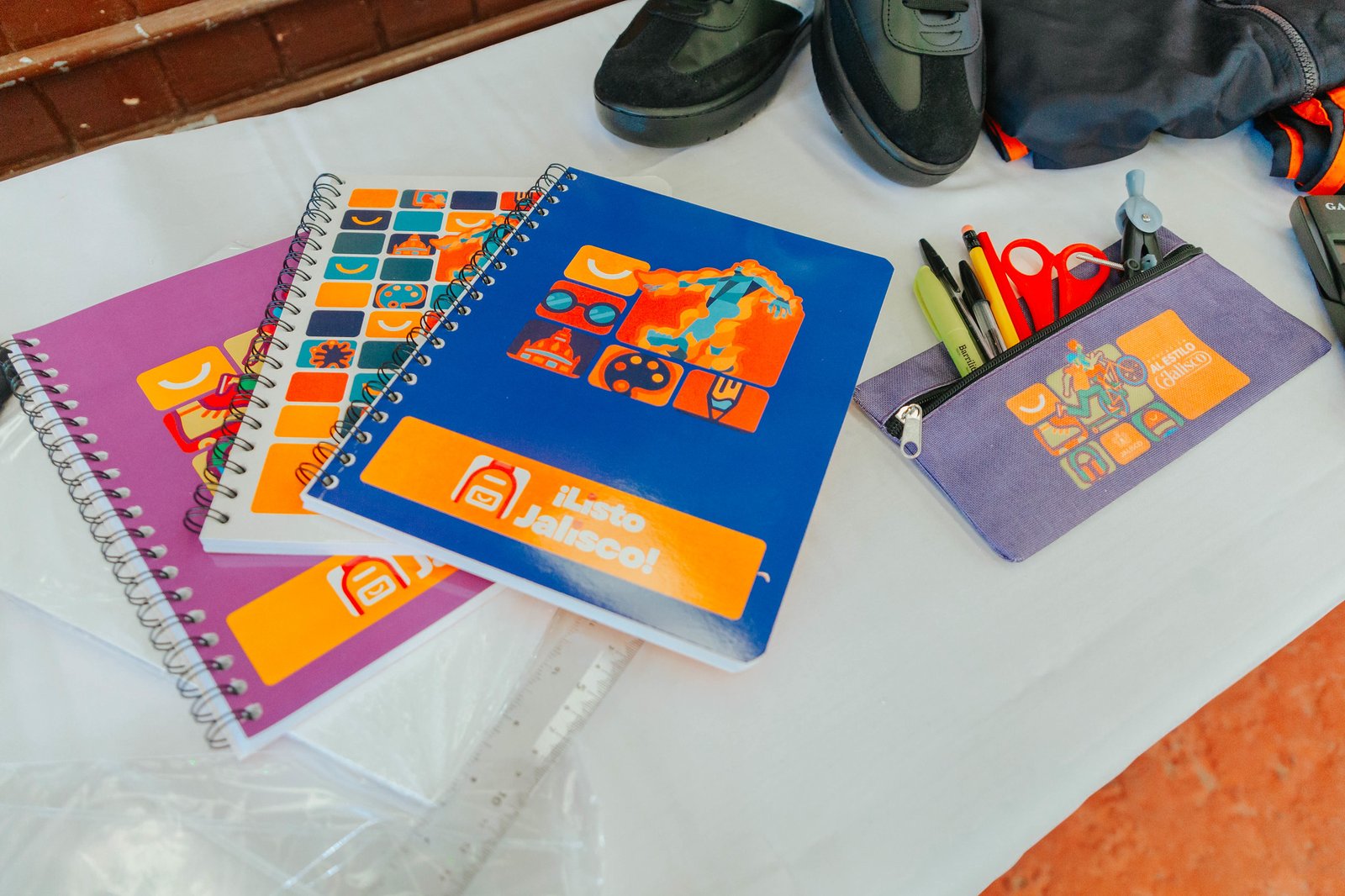 Vero Delgadillo entrega más de mil paquetes escolares