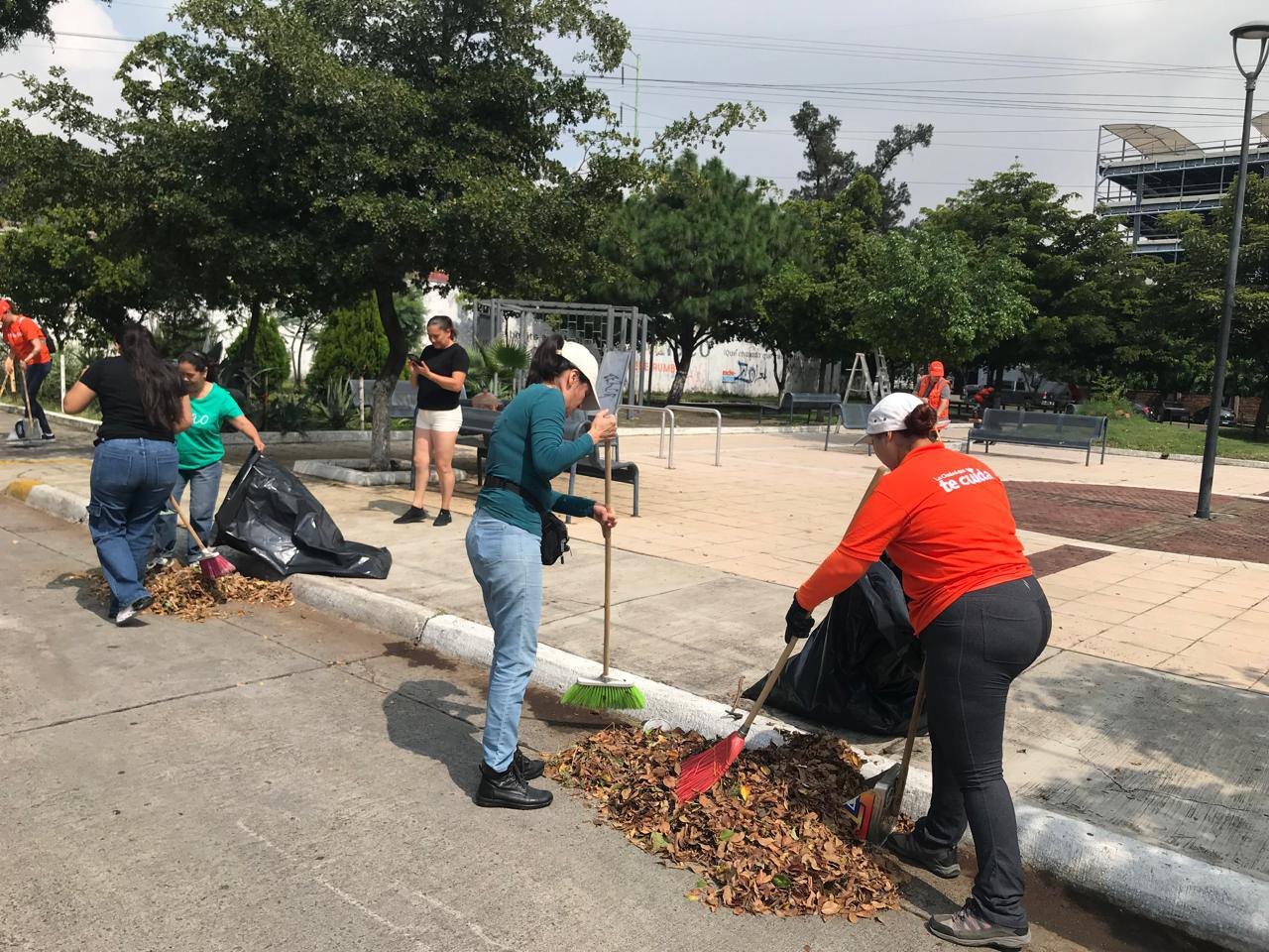 Gobierno y vecinos retiran 83 toneladas de basura