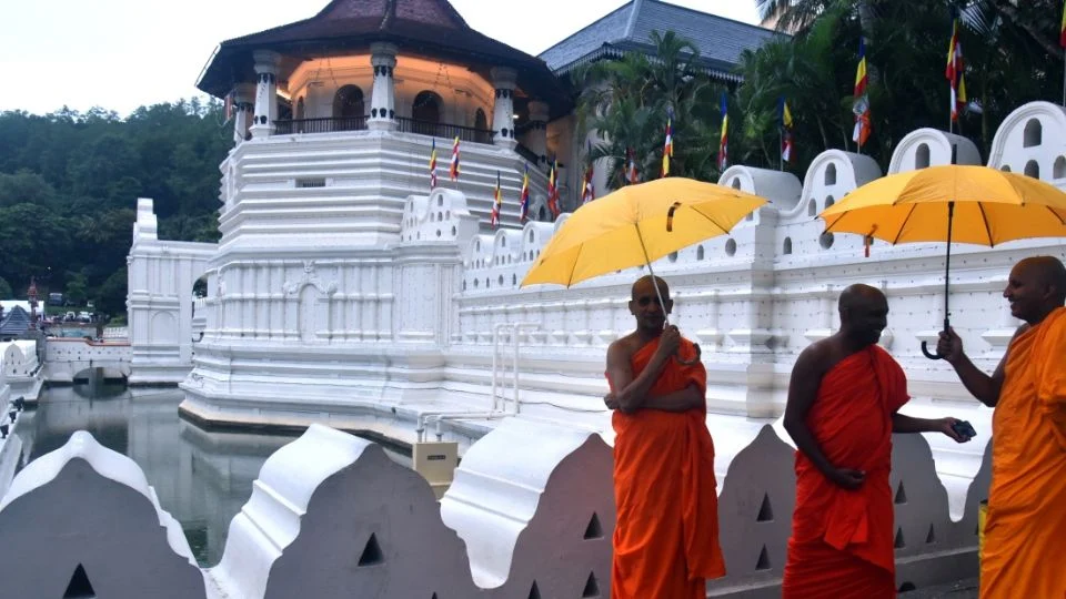 Se desploma teleférico en Sri Lanka: mueren siete monjes budistas y otros seis resultan heridos