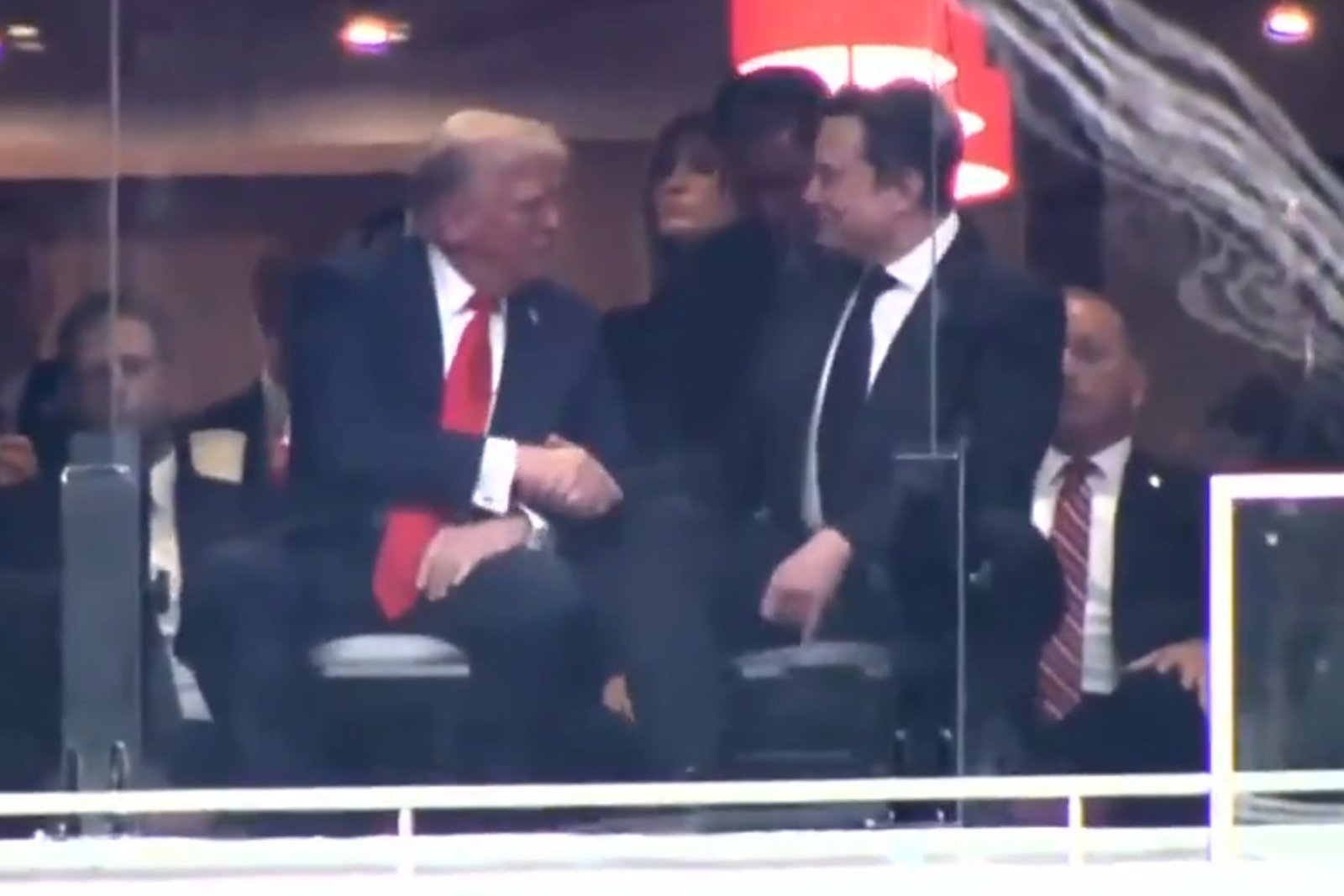 Trump y Musk se dan la mano en el funeral de Charlie Kirk