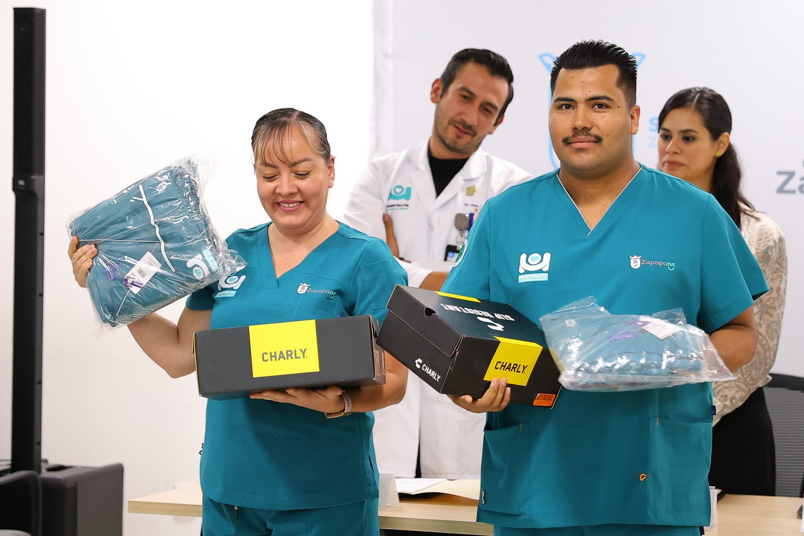Zapopan entrega uniformes e impulsa programa de implantes traumatológicos