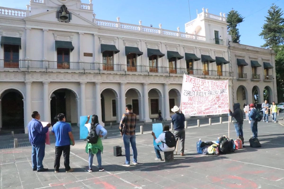 Alcalde de Chalma en Veracruz pretende pagar adeudos con patrullas, ambulancias y camiones de basura