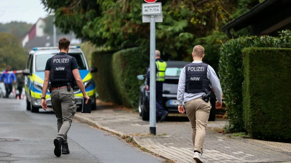 Apuñalan afuera de su casa a alcaldesa electa en Alemania; se encuentra en estado crítico