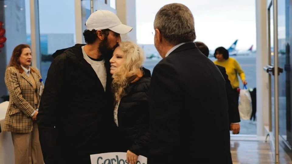 Arriban a la CDMX los seis mexicanos detenidos por Israel; familiares y conocidos acuden a recibirlos