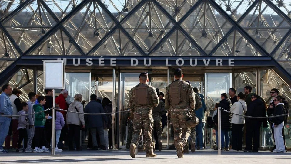 Caen cinco sujetos más en Francia por el robo al Museo del Louvre; todavía no se recuperan las joyas