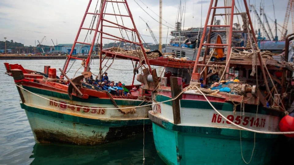 Explota un buque con aceite de palma crudo en Indonesia; hay 10 muertos y 21 heridos