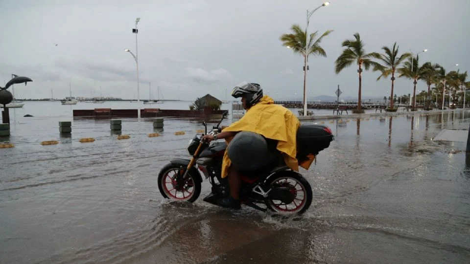 "Priscilla" se intensifica a huracán categoría 2; provocará lluvias intensas en Baja California Sur, Sinaloa y Nayarit