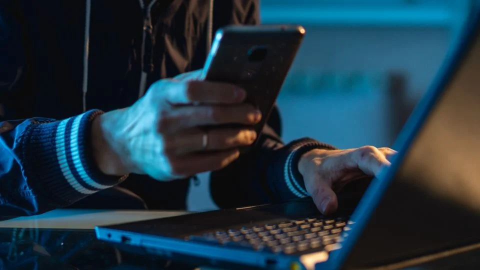 Se multiplican por 20 las denuncias por abuso sexual a menores en línea, alerta la Comisión Europea