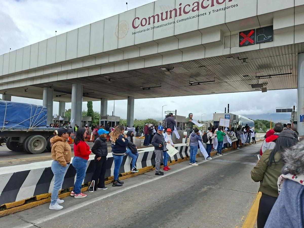 Por incumplimiento de acuerdos, docentes toman caseta de la México-Puebla