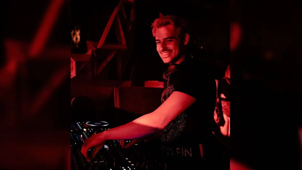 Exhiben en fiesta de Polanco a un cachorro León y desatan críticas en redes sociales