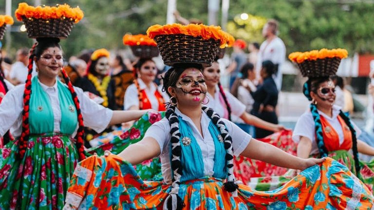 Guadalajara presenta Festival del Día de Muertos con desfile y videomapping 