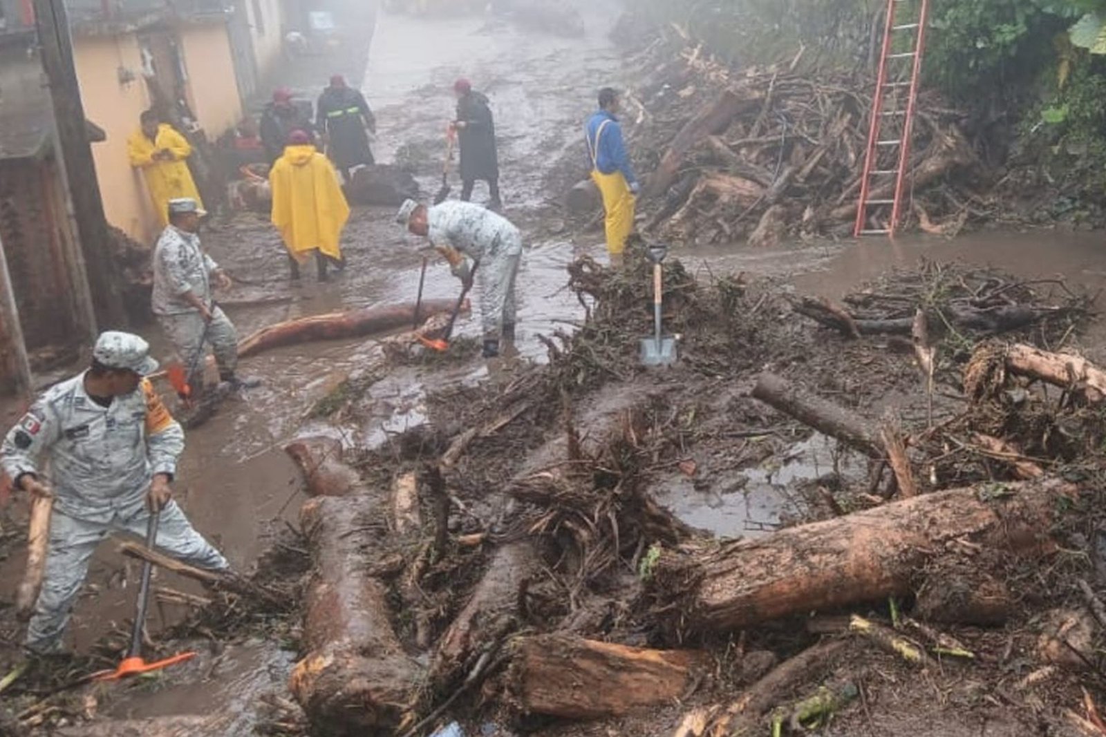 Permanecen incomunicadas 191 localidades por las lluvias en cinco estados