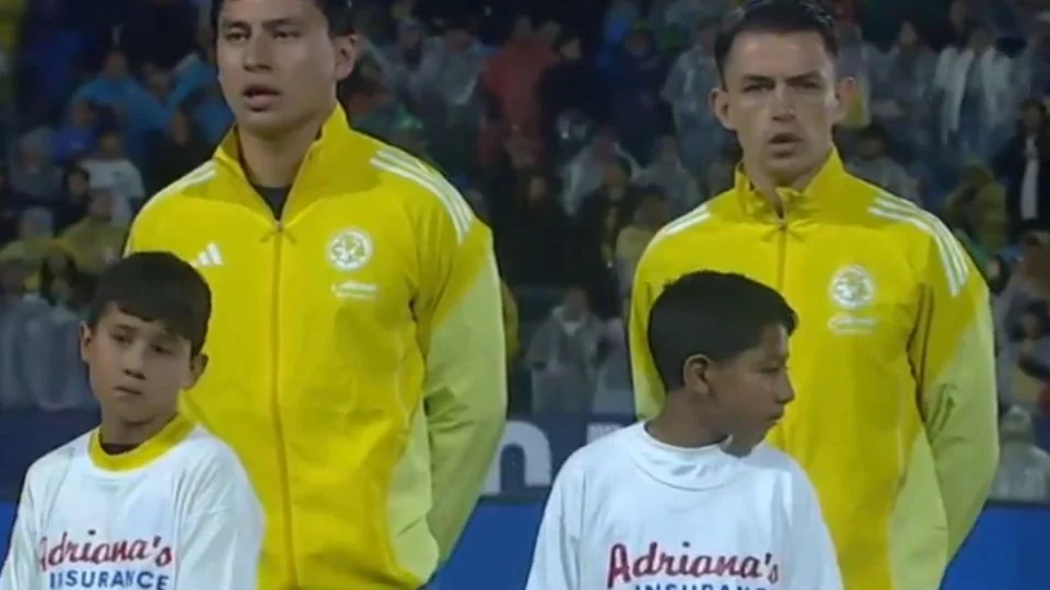 El español Álvaro Fidalgo canta el himno de México en partido amistoso del América