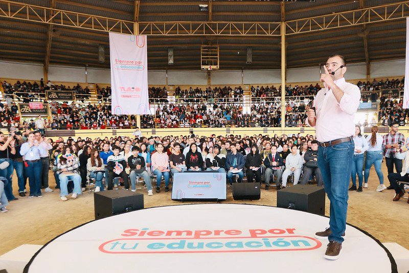 Tlajomulco beneficia con tabletas a 3 mil alumnos destacados