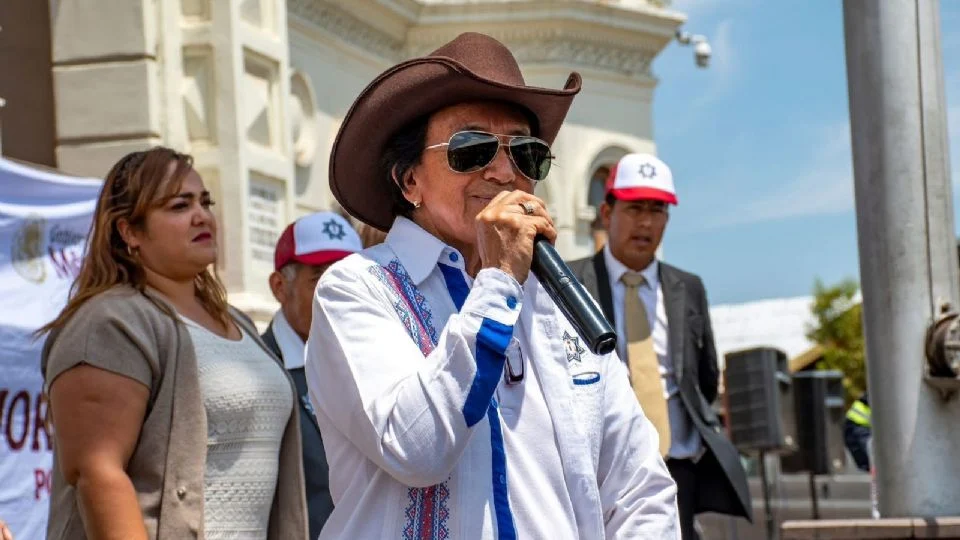 Habitantes de El Oro amarran a funcionarios públicos y piden destitución de alcaldesa de Morena por falta de servicios