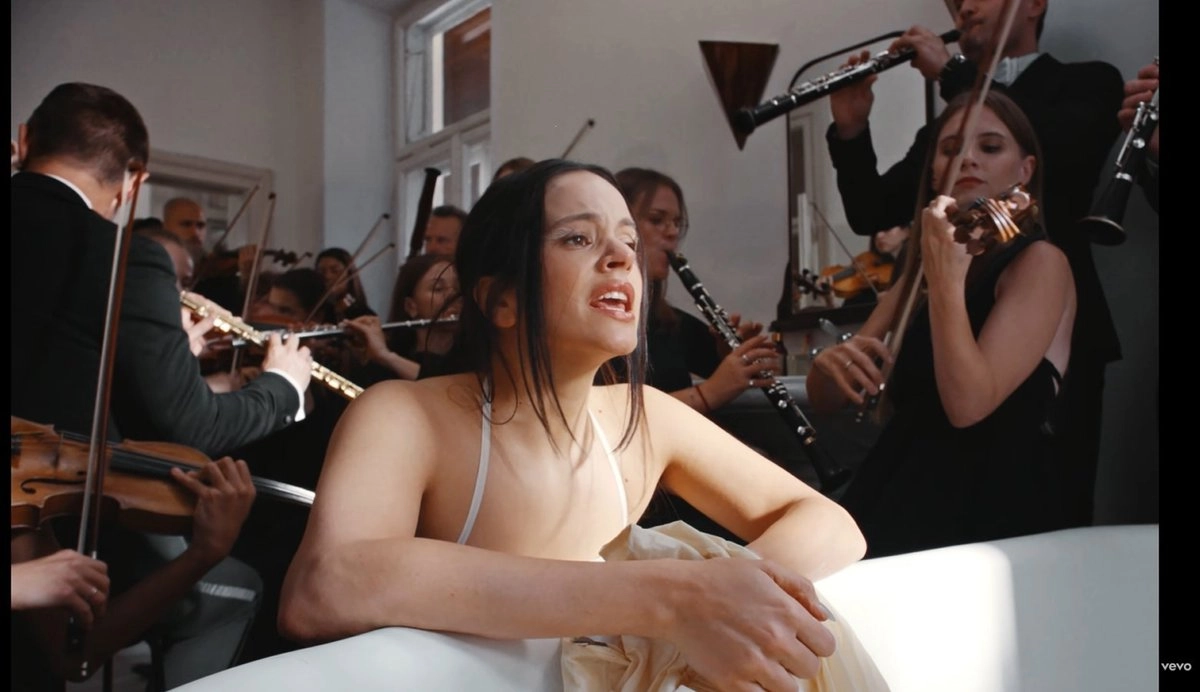 Rosalía lanza el álbum Lux, propuesta llena de espiritualidad y simbolismos