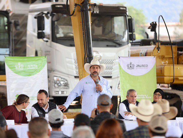 SADER entrega módulo de maquinaria a siete municipios de Sierra de Amula