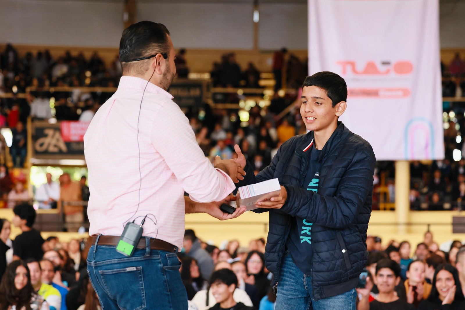 Tlajomulco beneficia con tabletas a 3 mil alumnos destacados