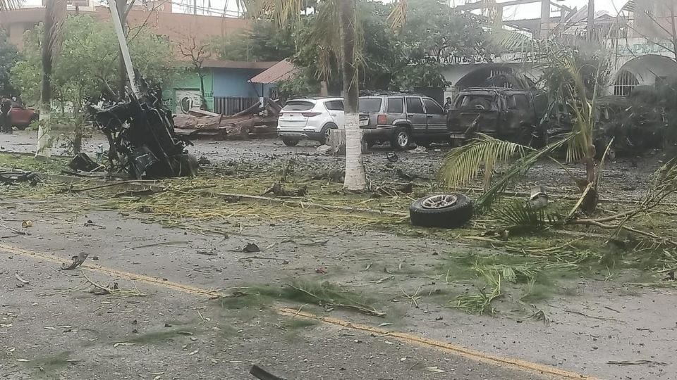 Explota automóvil frente a comandancia de policía comunitaria en Michoacán