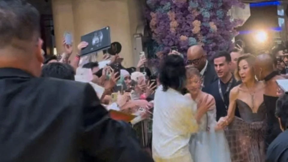 Expulsan del concierto de Lady Gaga en Australia a sujeto que se abalanzó sobre Ariana Grande