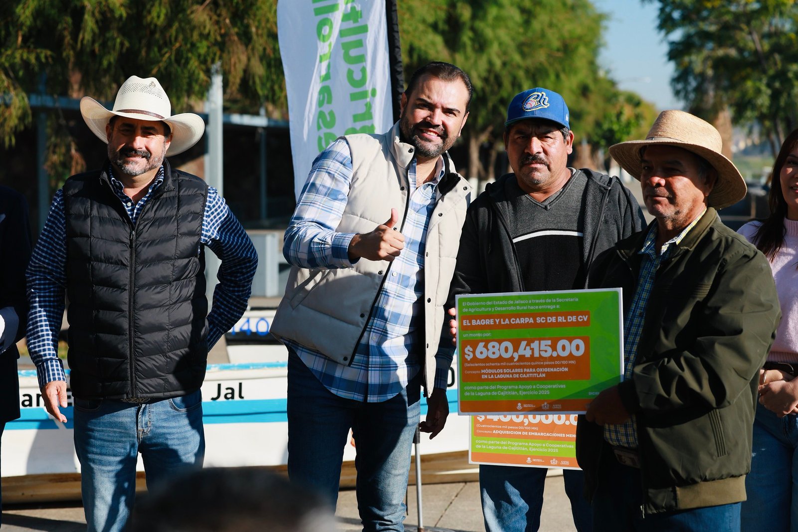 Tlajomulco entrega apoyos a pescadores y refuerza recuperación de la Laguna de Cajititlán