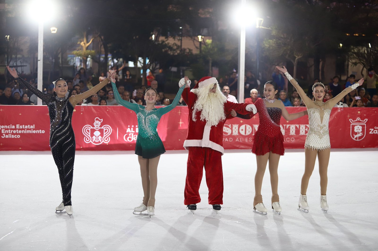 Zapopan inaugura pista de hielo gratuita