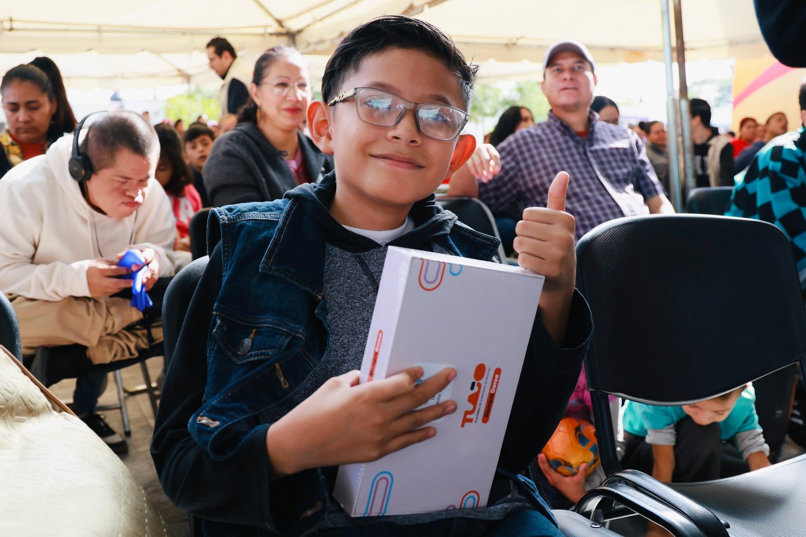 Tlajomulco entrega 300 tabletas a estudiantes de CENDI y CAM 
