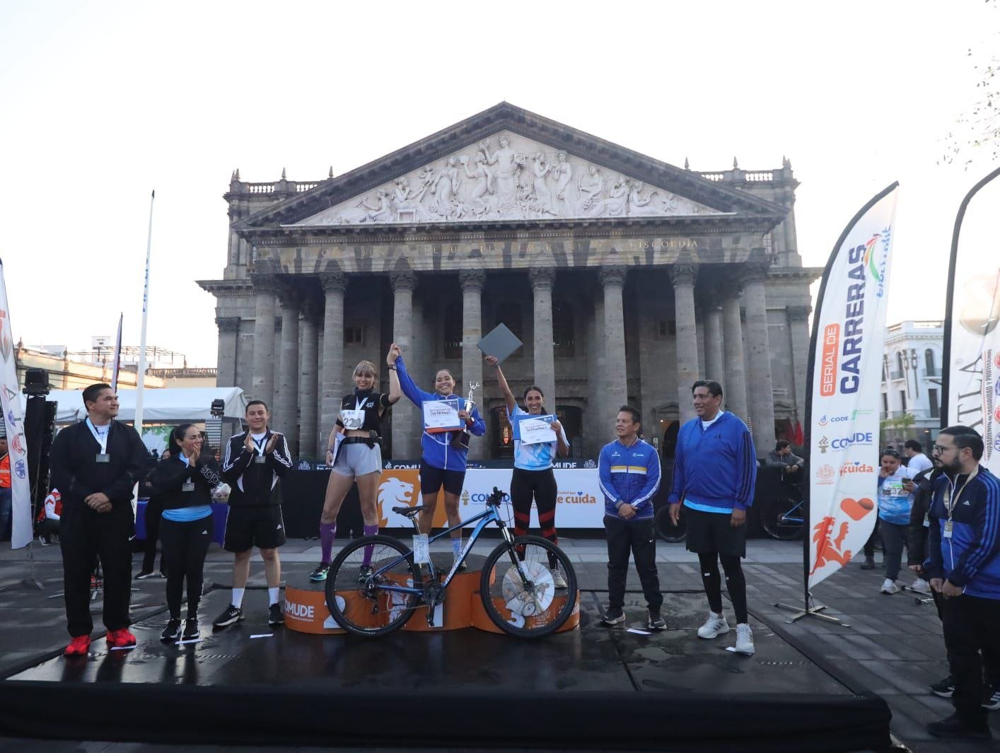 Uniformados tapatíos destacan en Carrera 5K de la Semana del Policía 