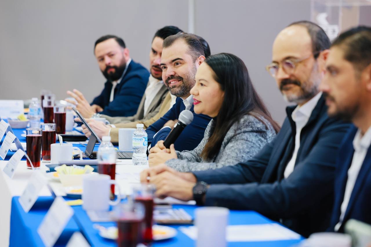 Quirino presenta plan de obra pública ante Colegio de Ingenieros