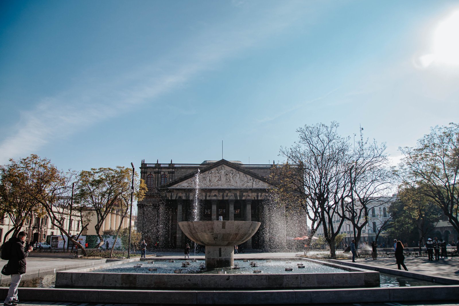 Renuevan Plaza Liberación con más espacios peatonales y áreas verdes