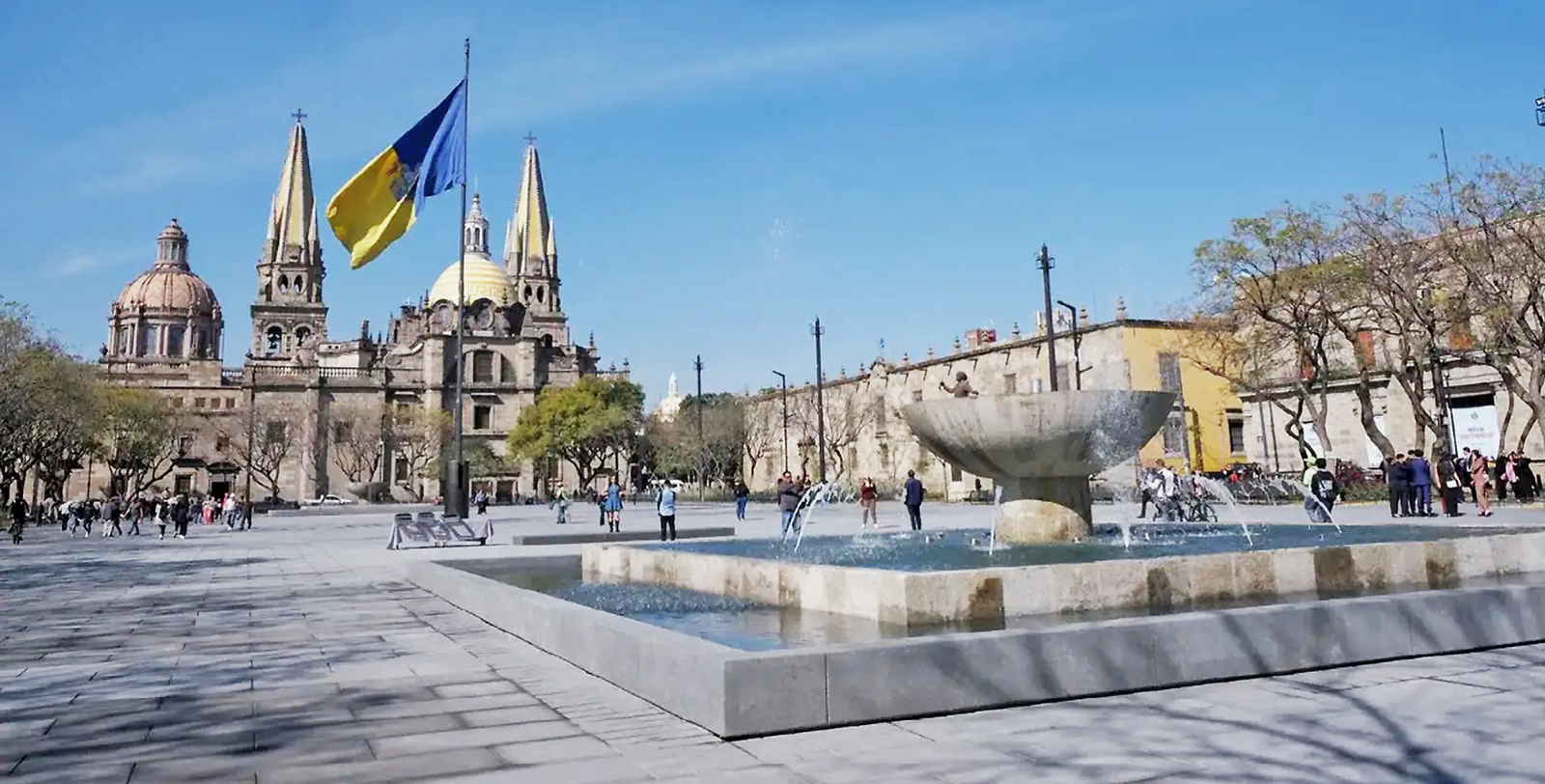 SIOP atiende fugas en estacionamiento de Plaza Liberación