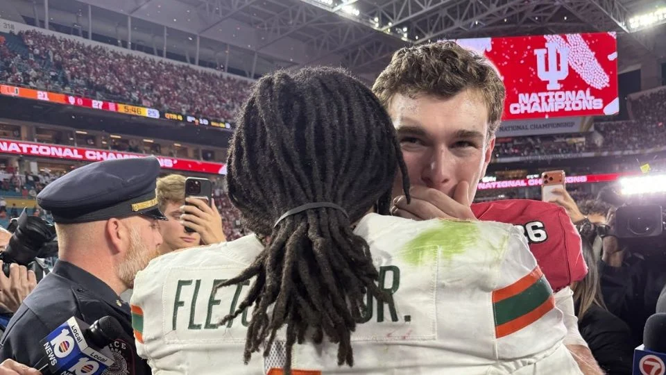 Corredor de Miami lanza golpe a un rival tras perder el título de futbol americano colegial; regresa para felicitar al QB Fernando Mendoza, héroe de la final