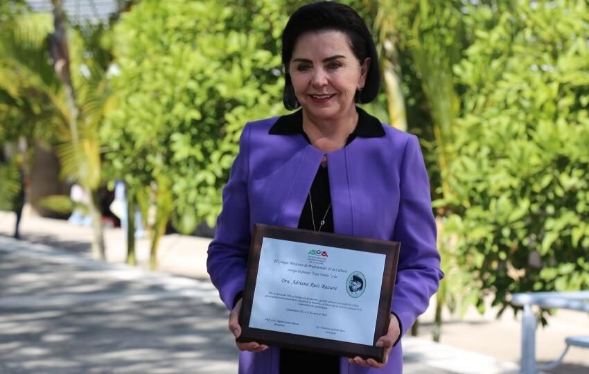 Adriana Ruiz Razura recibe presea por su labor en la gestión cultural