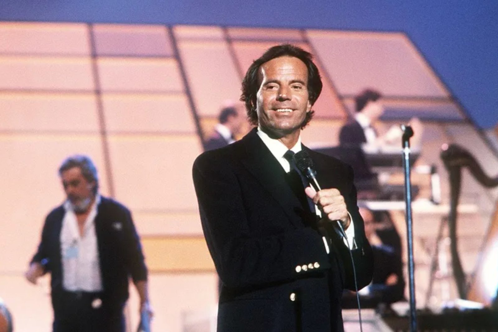 Fiscalía española archiva la denuncia por agresión sexual en contra del cantante Julio Iglesias