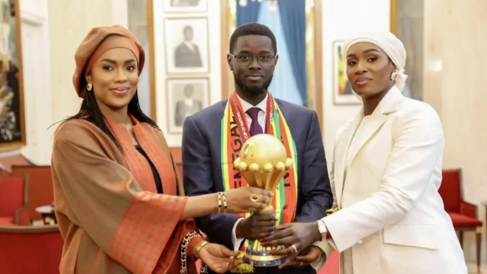 El presidente de Senegal desata polémica al celebrar con sus dos esposas el título de la Copa Africana de Naciones