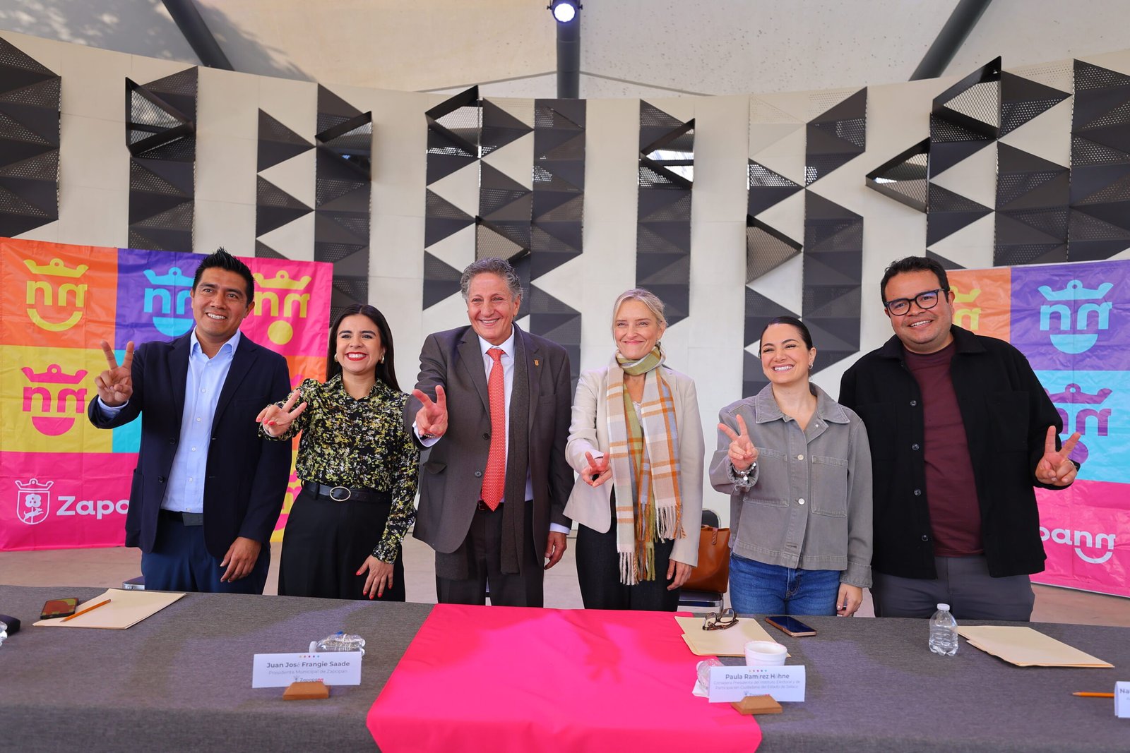 Reconocen a servidores públicos por mejorar la atención ciudadana