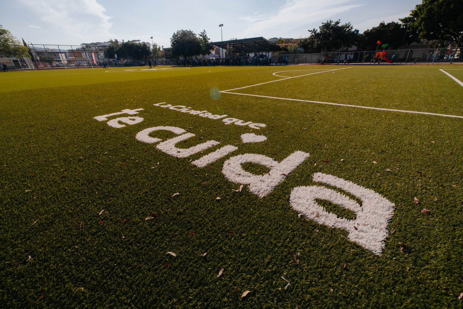 Guadalajara entrega apoyos a 32 planteles escolares