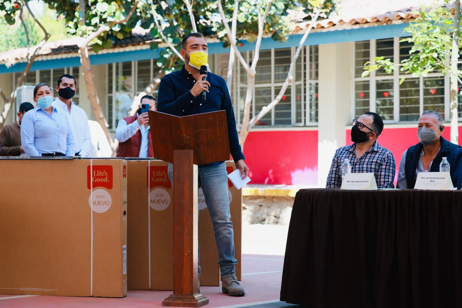 Quirino impulsa aulas tecnológicas en 15 primarias de Tlajomulco